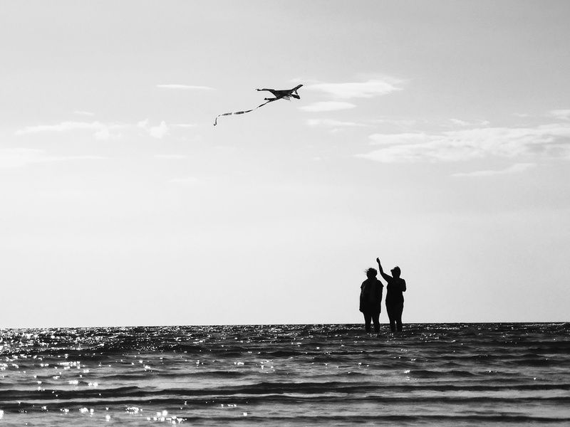 Запуская бумажного змея фото превью