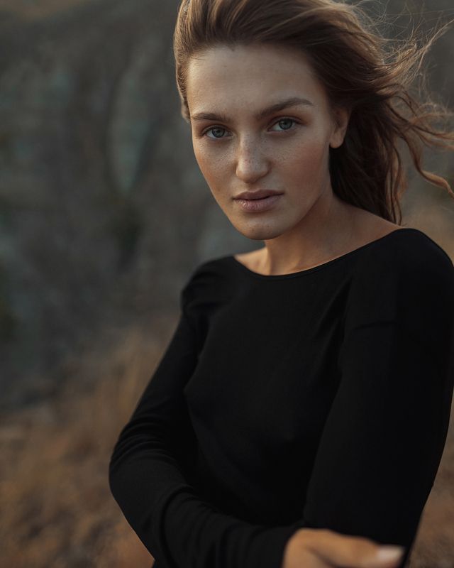 #FoxBay #CrimeaVibes #PortraitAndLandscape #MoodyPortraits #CinematicLook #GoldenHourVibes #SeaAndMountains #CliffView #WanderlustShots #AdventureMood #VisualStorytelling #FreedomFeeling #OceanView #EarthVisuals #NaturalBeauty #WindInHair #EmotivePortrait Mosandra | Fox Bay фото превью