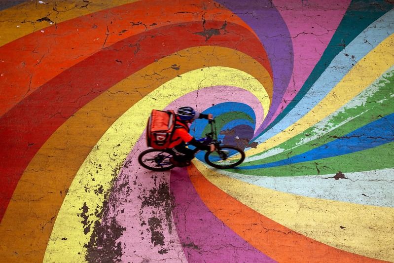 streetphotography, street, fotografía callejera, bastian cifuentes araya, periodista furioso, streetphoto, street photo, street photography, paso bajo nivel de bandera, colores, colors, bandera, santiago de chile, COLORES фото превью