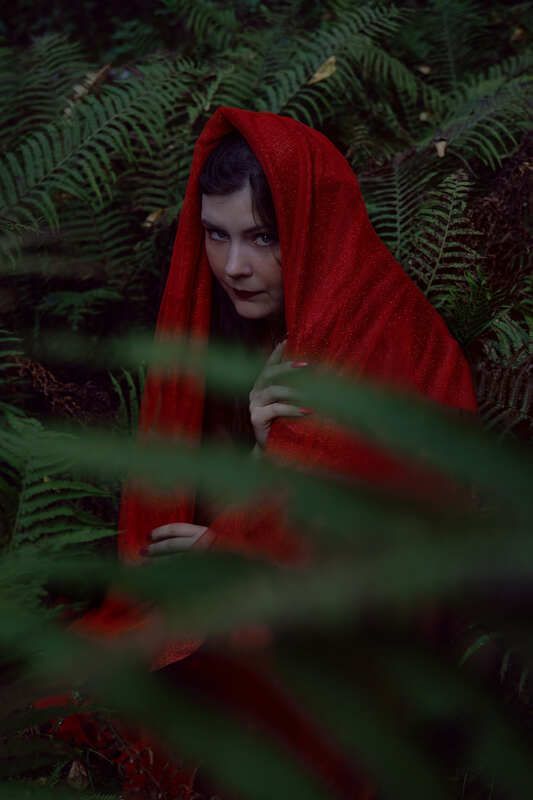 в красном платье, в лесу Предания зеленого царства фото превью