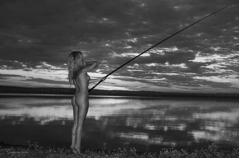 девушка. портрет. красота. глаза. грудь удочка рыбалка, река. Вечерняя рыбалка. фото превью