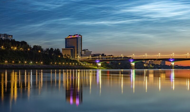 облака, серебристые, Вятка, река, Киров, берег, вода, закат, вечер, небо, отражения, мост, лето, 2025, город, тепло, ярко, тишина Серебристый вечер фото превью