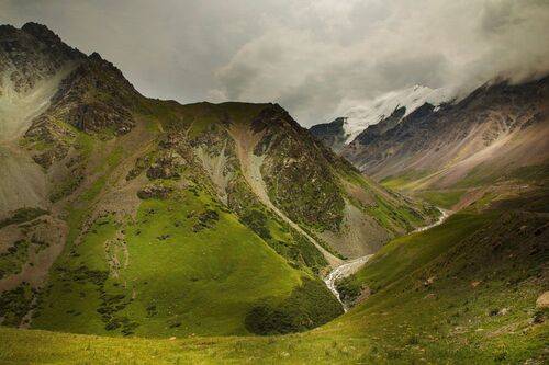 Скальный массив в долине реки Колкагар.