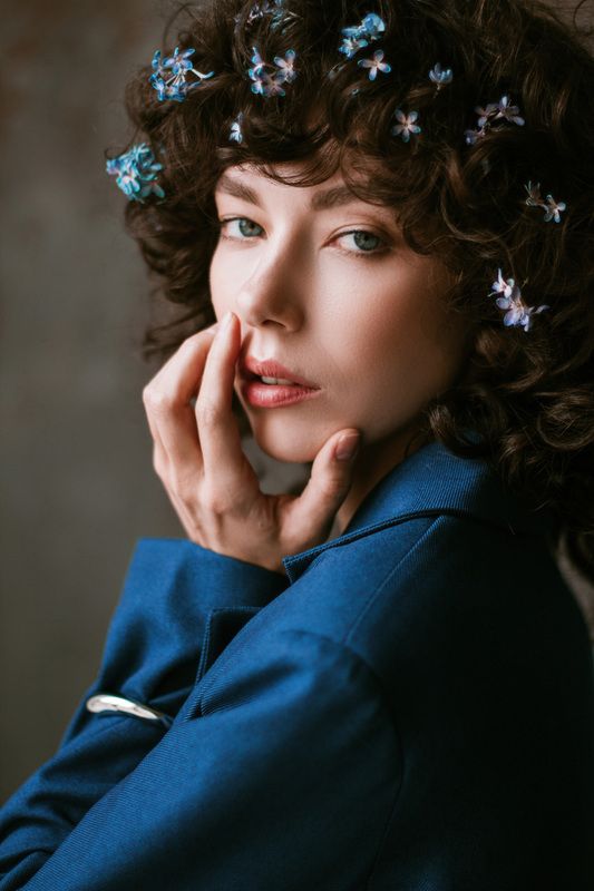 женский портрет в студии  фото превью