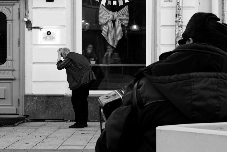 У прохожих на виду фото превью