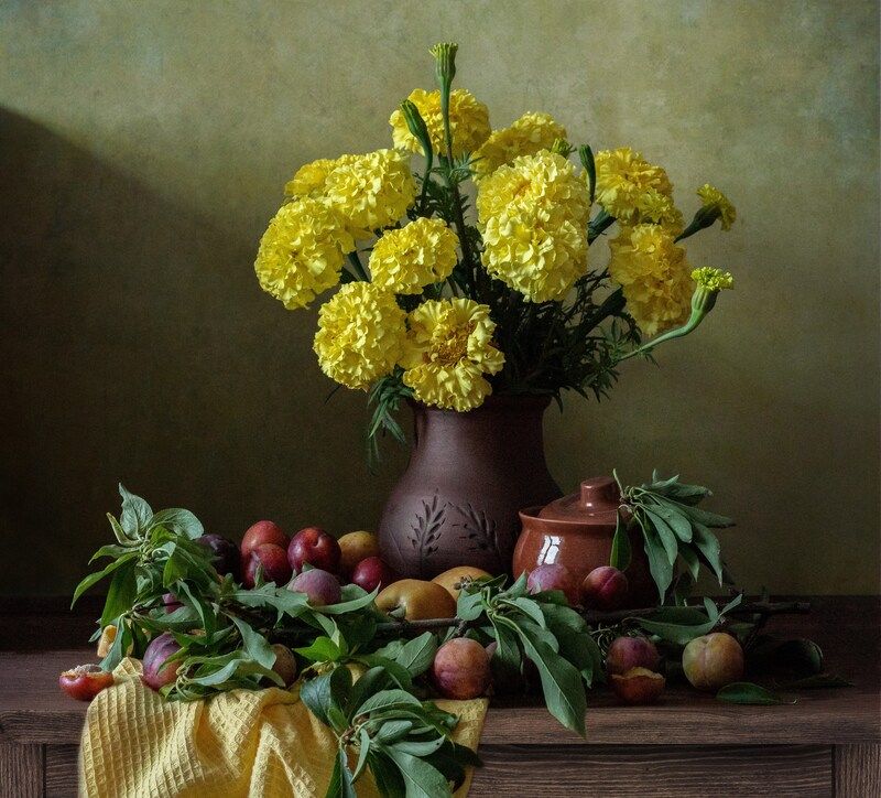 натюрморт, бархатцы, букет, слива Дары августа фото превью