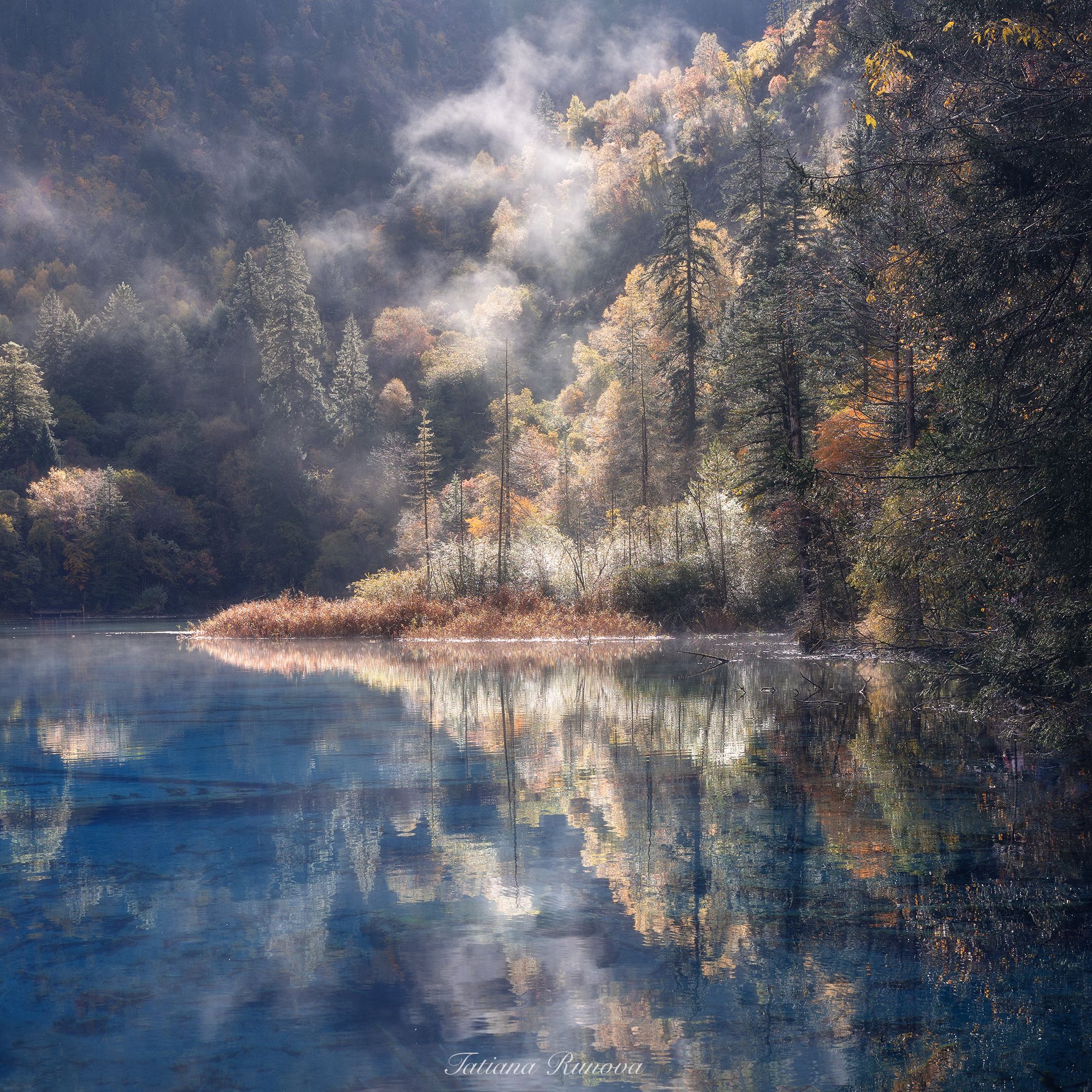 Осеннее утро в парке Цзюджайгоу фото превью