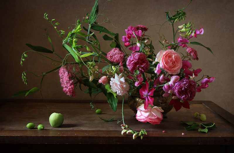 Натюрморт с розами и душистым горошком фото превью