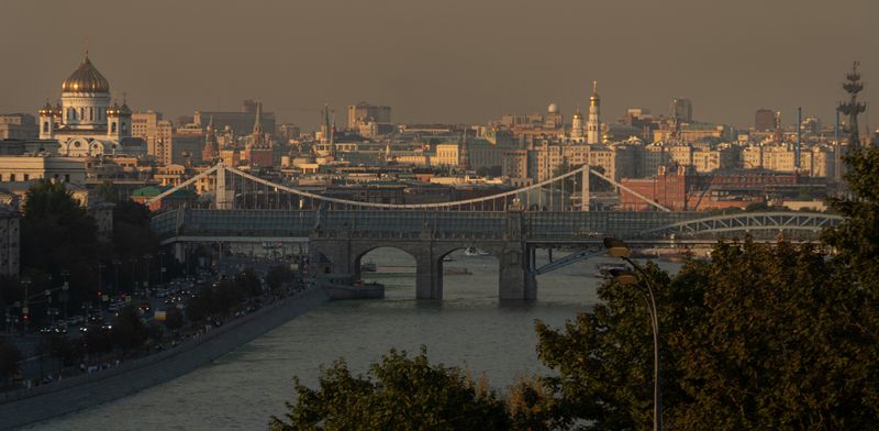 Россия, Москва, Фрунзенская набережная, река Москва, смотровая площадка РАН,  Храм Христа Спасителя Москва фото превью