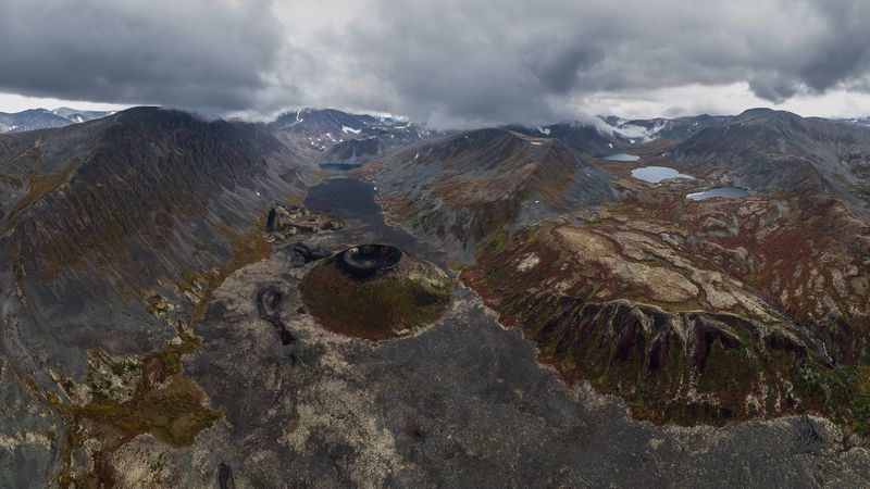 вулкан, конус, озеро, горы, тучи, облака, бурятия  фото превью