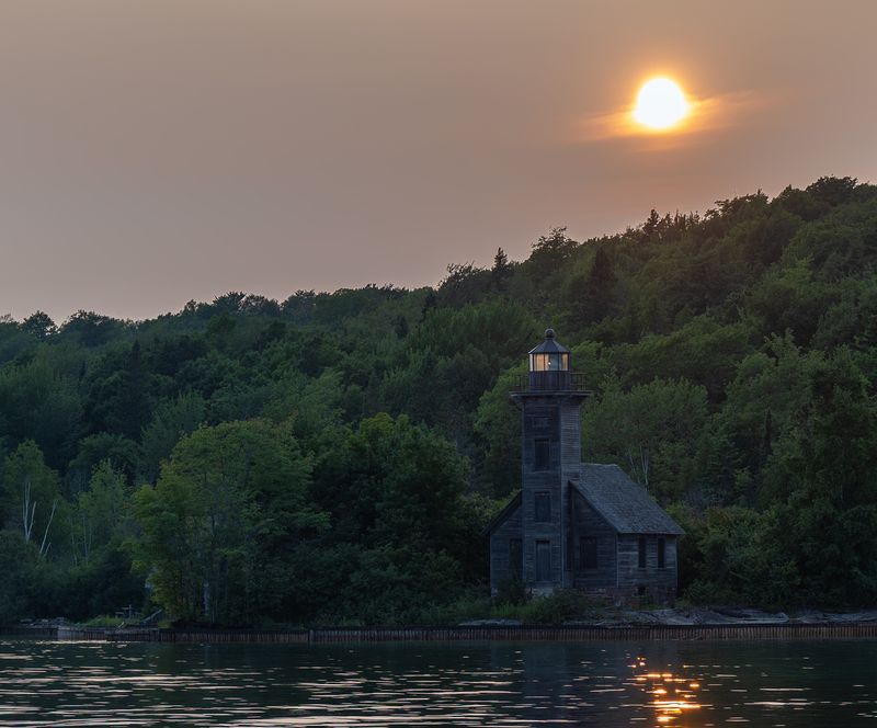 michigan, lake superior, pictured rocks Старый маяк фото превью