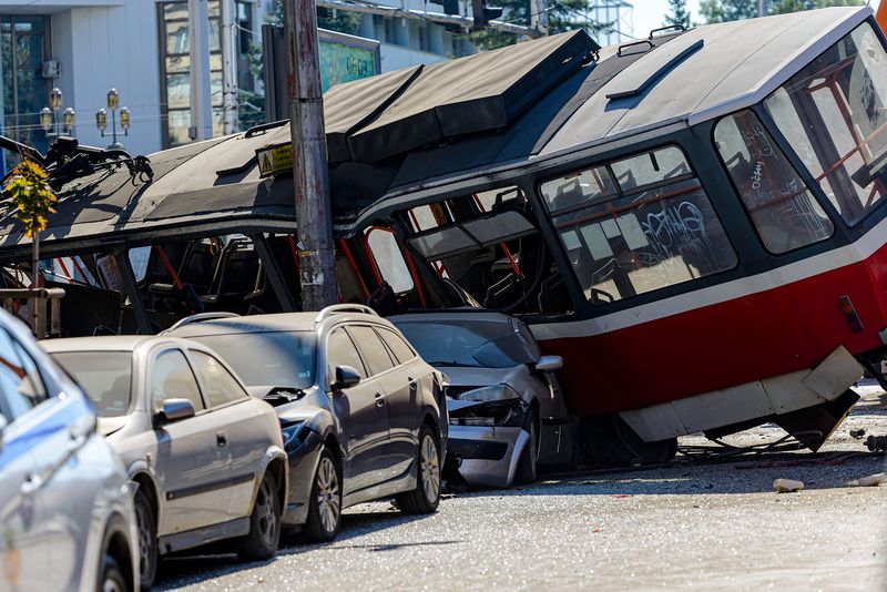 Извън релси фото превью