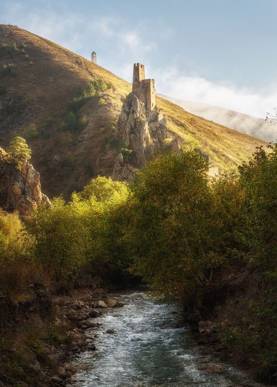 кавказ, ингушетия, горы, башня, башни, tower, крепость, осень в горах, горная река, архитектура, вовнушки Крепость у реки фото превью