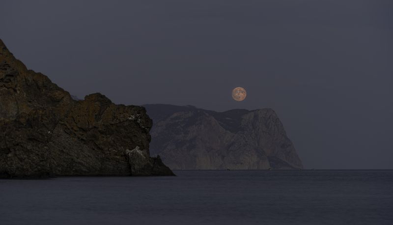 Россия, Крым, Севастополь, мыс Фиолент, Яшмовый пляж, мыс Айя, луна,  Луна над мысом Айя фото превью
