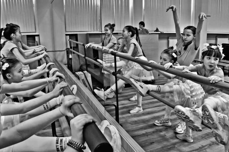 дети, девочка, танцы, чб, апатиты, руки, Закулисье лёгкости. 2023 фото превью