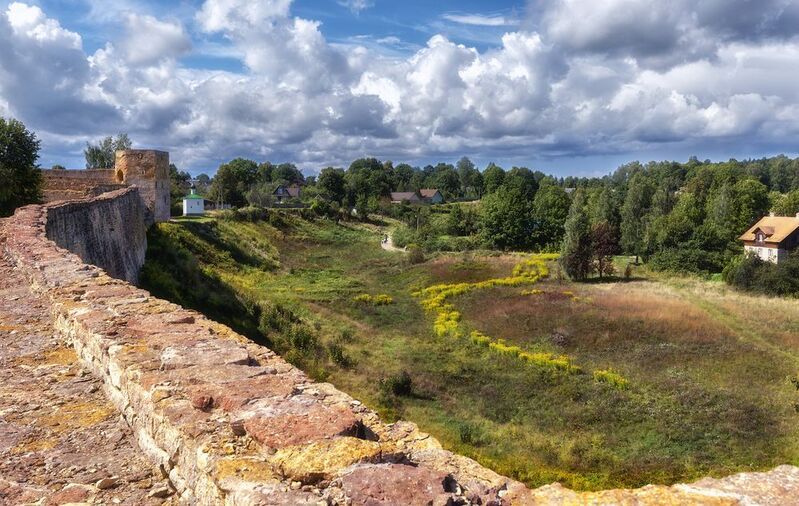 лето небо солнце облака трава дома Старый Изборск фото превью