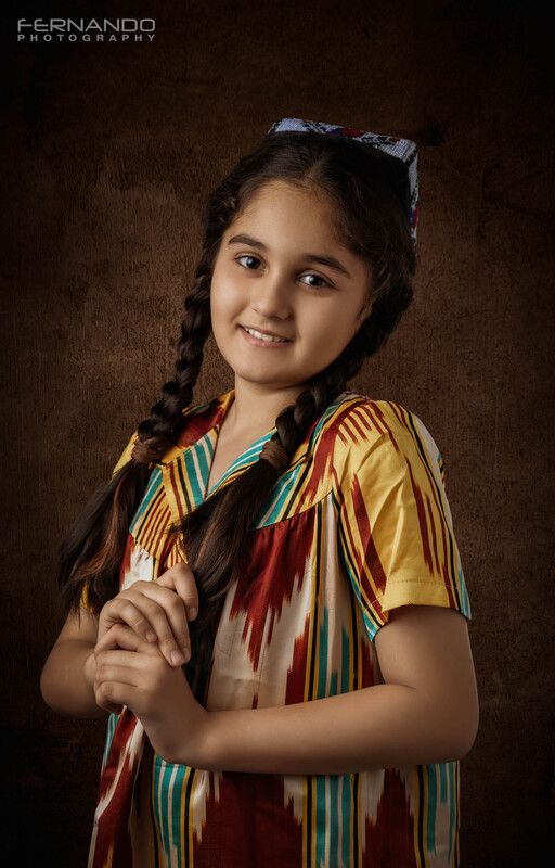 Девочка в атласе фото превью