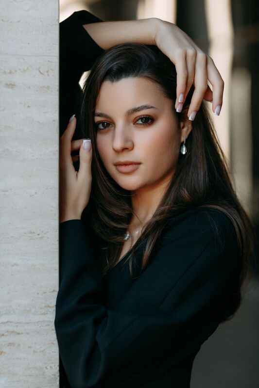 молодая девушка, городской стиль, дворы, на открытом воздухе Замира фото превью