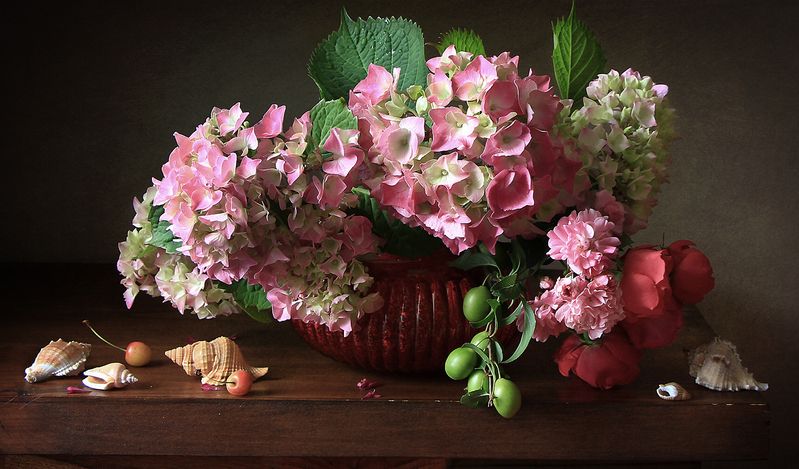 Гортензия в красной вазе фото превью