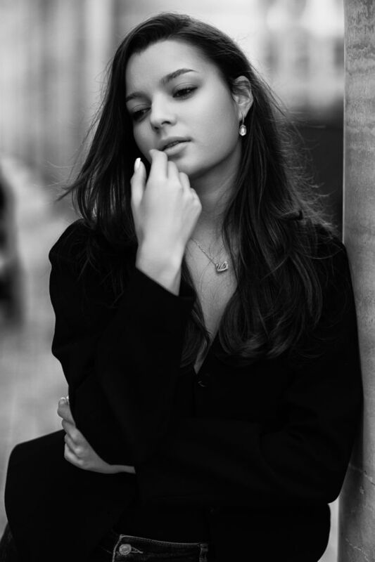 молодая девушка, городской стиль, дворы, на открытом воздухе Замира фото превью