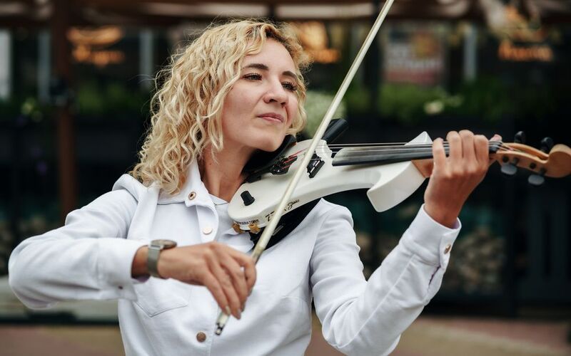 Скрипачка фото превью