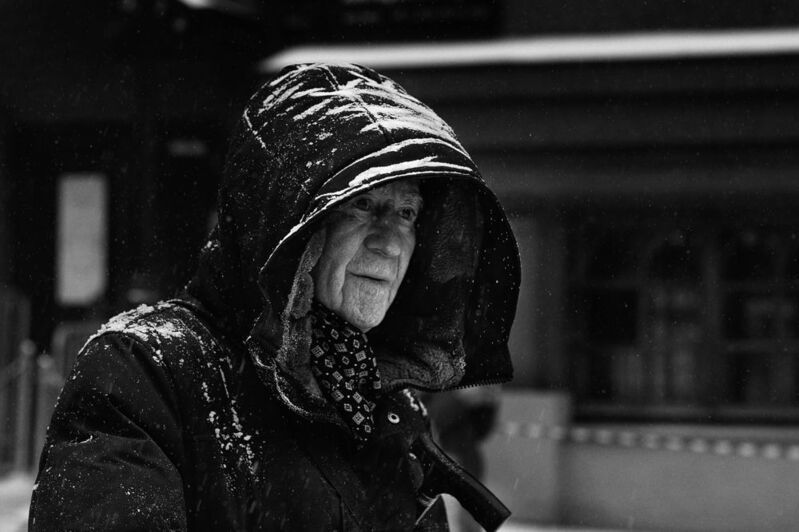 чб, уличный, мужской, портрет Уличный мужской портрет. Снег фото превью