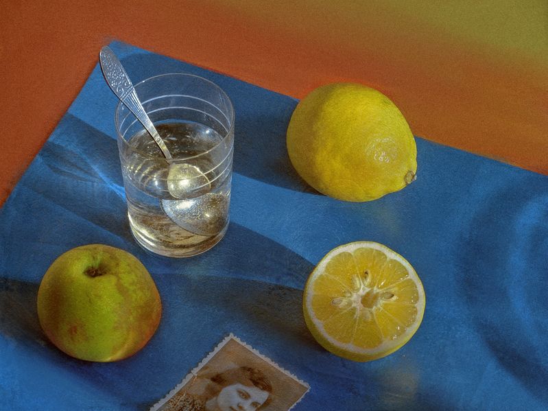 Старая фотография по работам Кузьмы Петрова-Водкина (Натюрморт со стаканом, фруктом и фотографией. (1924г.).) фото превью