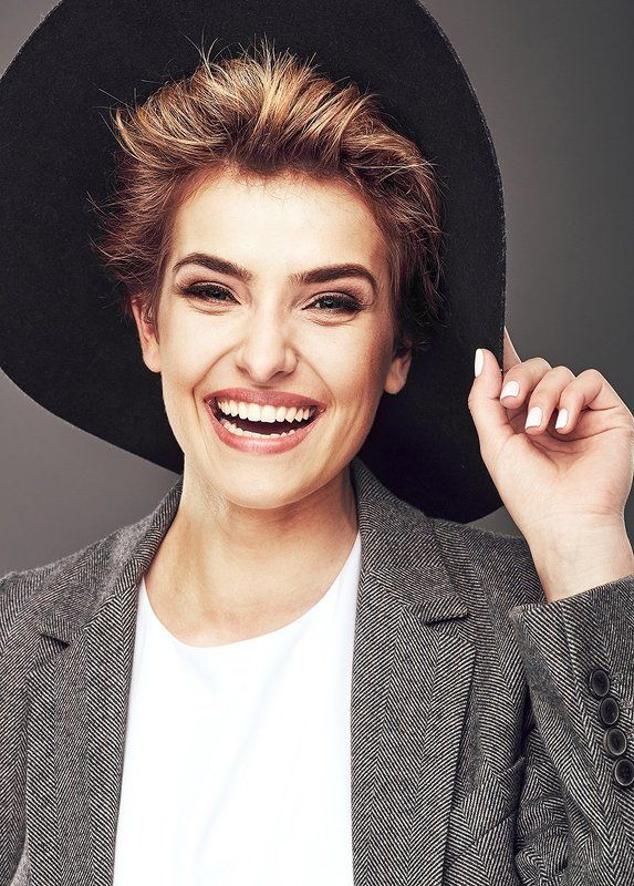 Portrait of a happy young woman in hat  фото превью