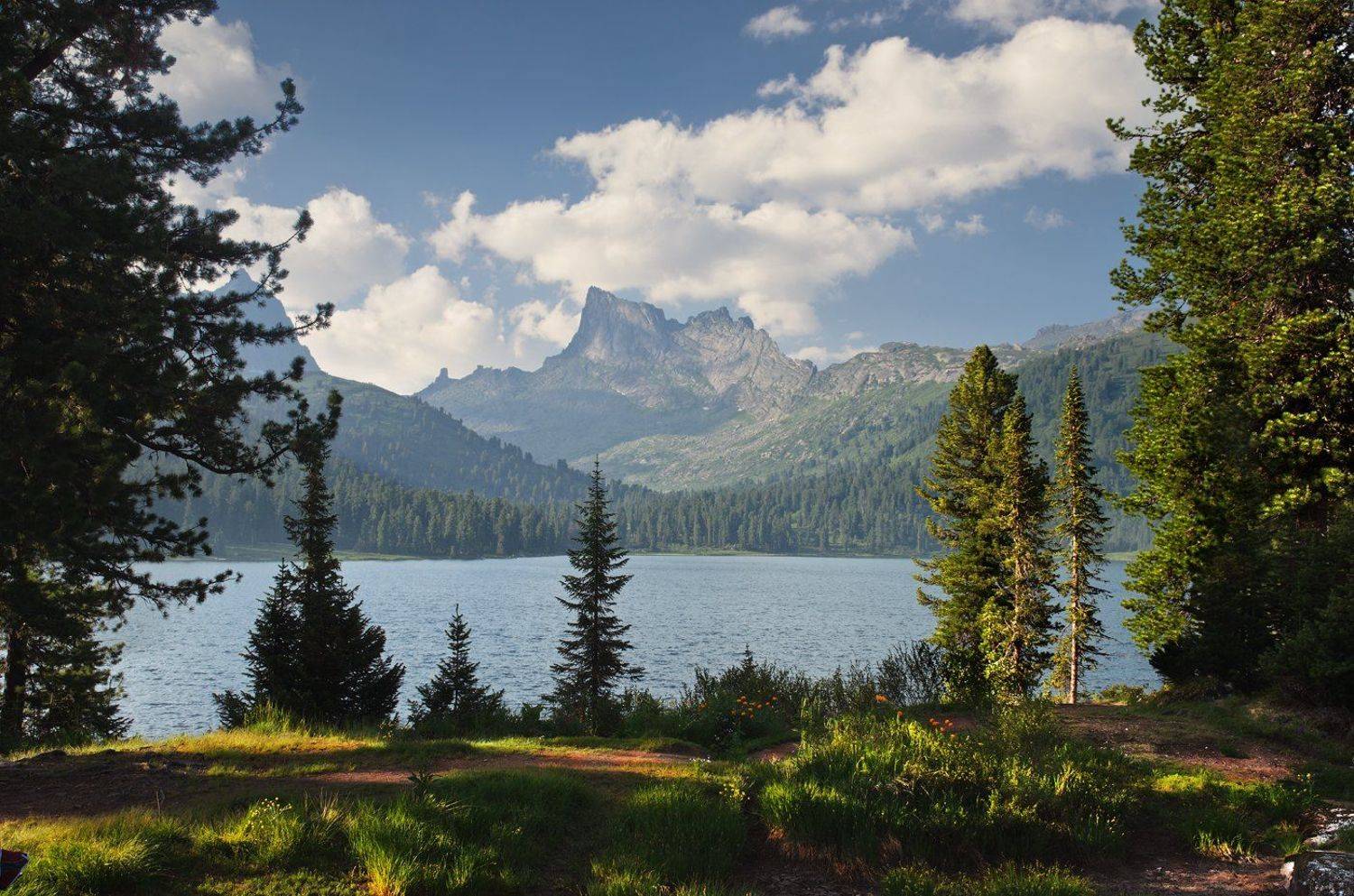 большой, вечер, вид, вода, волны, высокий, голубой, горы, деревья, ергаки, зеленый, красивый, красноярский край, озеро, пейзаж, природа, путешествия, размер, разрешение, рябь, саяны, сибирь, синий, скалы, трава, тропинка, Дмитрий Антипов