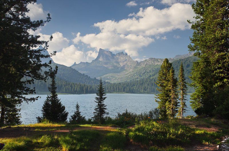 большой, вечер, вид, вода, волны, высокий, голубой, горы, деревья, ергаки, зеленый, красивый, красноярский край, озеро, пейзаж, природа, путешествия, размер, разрешение, рябь, саяны, сибирь, синий, скалы, трава, тропинка Картонный мир фото превью