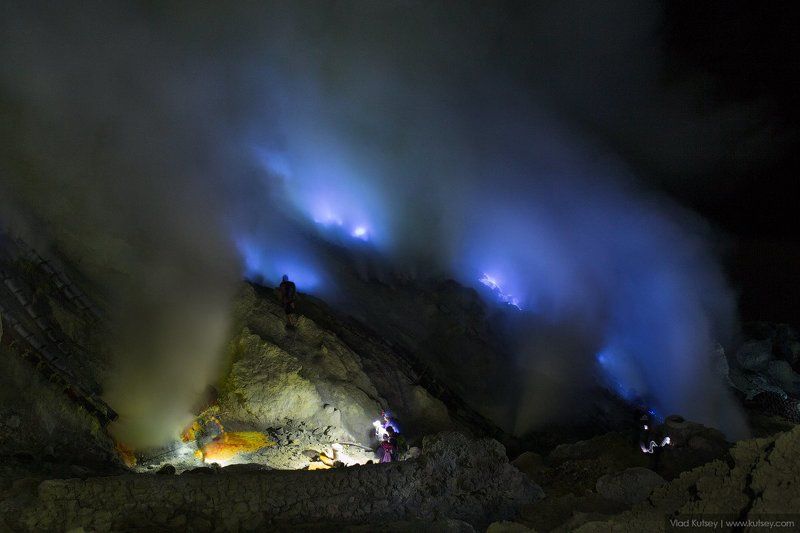 вулкан, иджен, лава, bluefire, ночь, сера, огонь, синий, рабочие, шахтеры, sulfur, miners, ash, дым, volcano Blue fire фото превью
