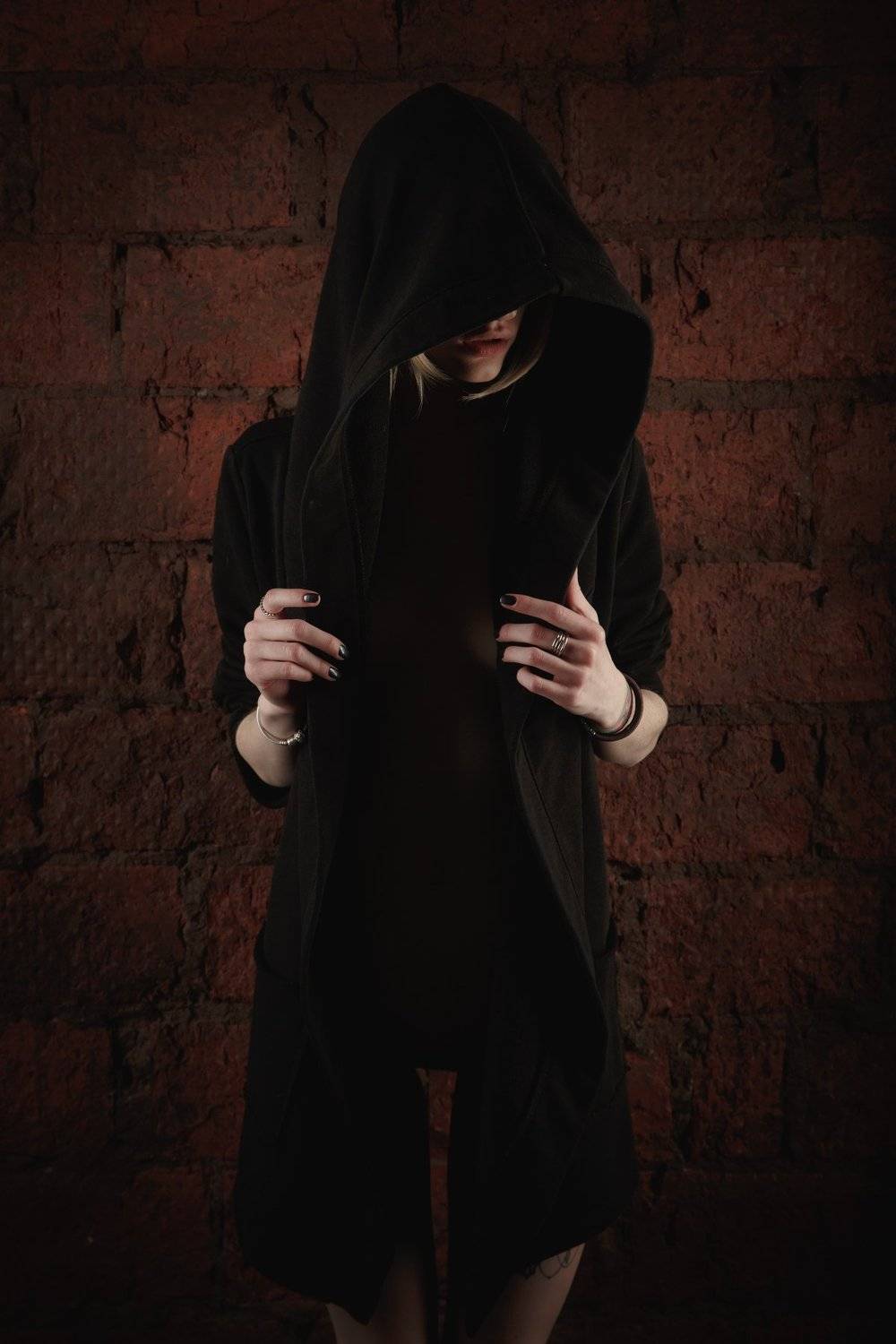 москва, модель, эмоции, молодость, красота, черный, капюшон, кирпич, портрет, Алексей Польский