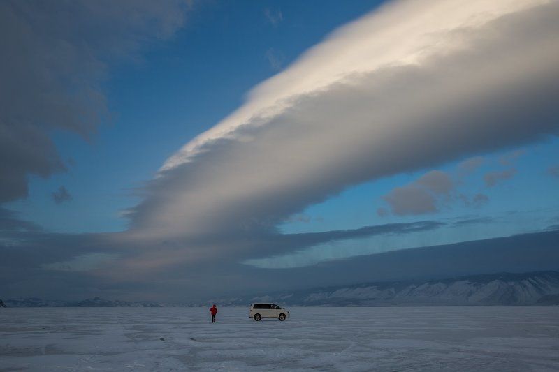 байкал,замерзшее озеро, ольхон, лед , дорога, ледяная дорога, машина, следы, следы от шин,  небо, облака, ледяные просторы , Эх, путь-дорожка.. фото превью