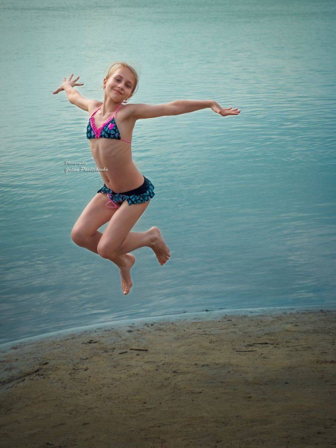 движение, девочка, каникулы, летать, лето, отдых, пляж, прыжок, река, Галя