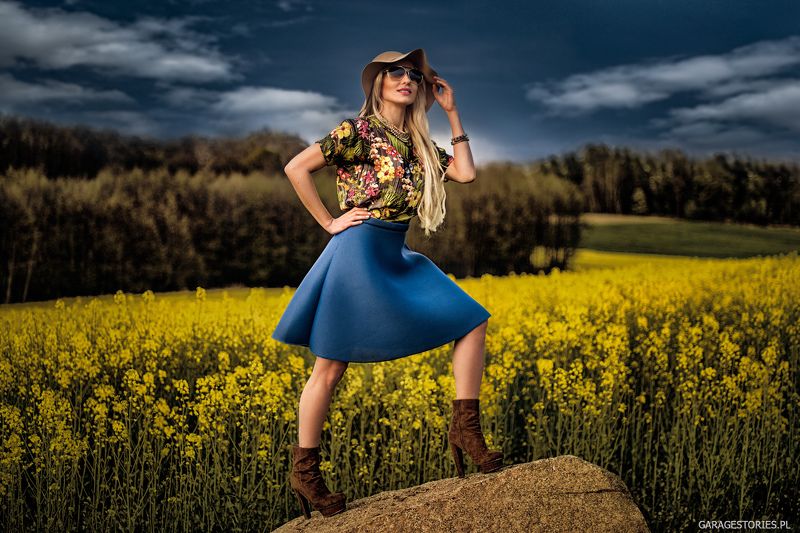 Fashion, Nature, Portrait on the rock фото превью