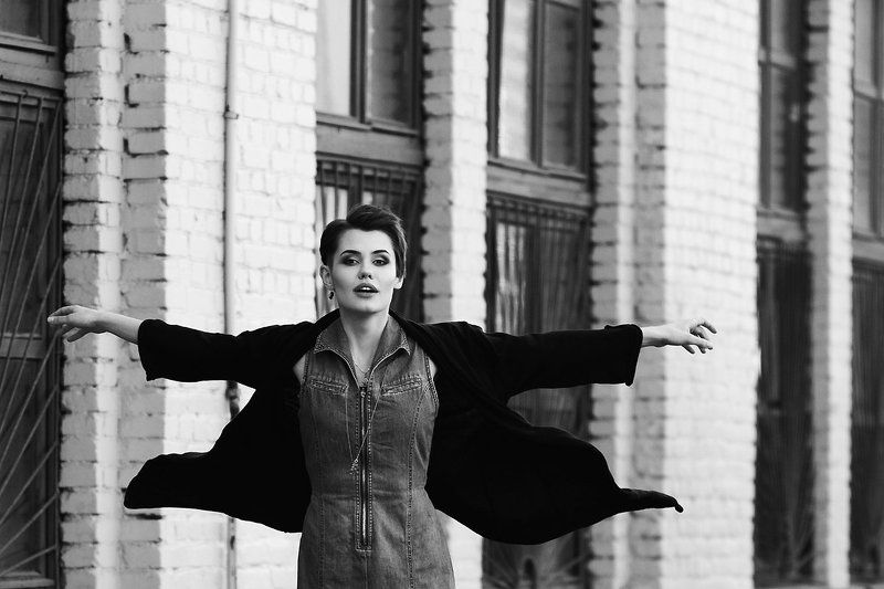 девушка, город, полет, прыжок, макияж, прическа, здание, окна, чернобелый Ксения. Полет фото превью