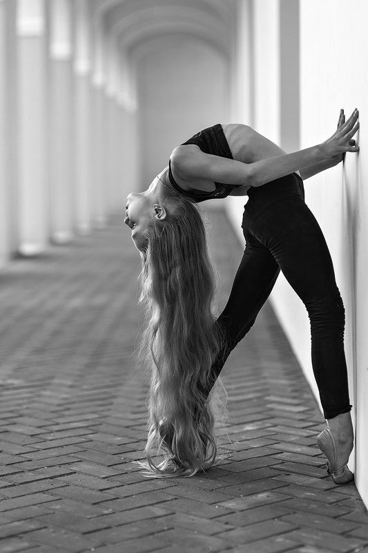 девочка,гимнастка,гибкая,шпагат,растяжка,чб,гимнастика, Арина фото превью