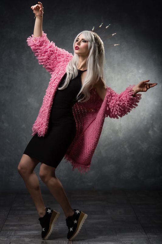 Девушка в красном *** фото превью