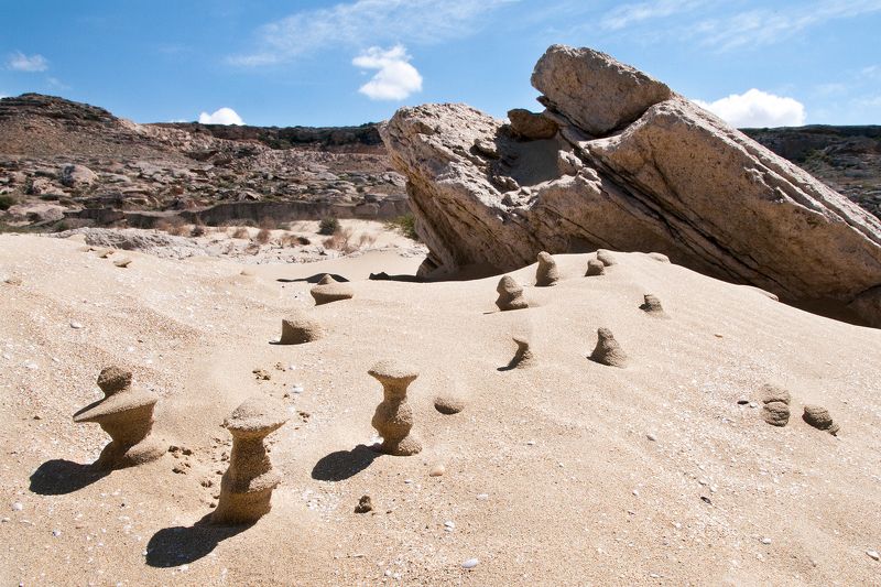 Казахстан. море. песок. Каспийское море. Песочные человечки. фото превью