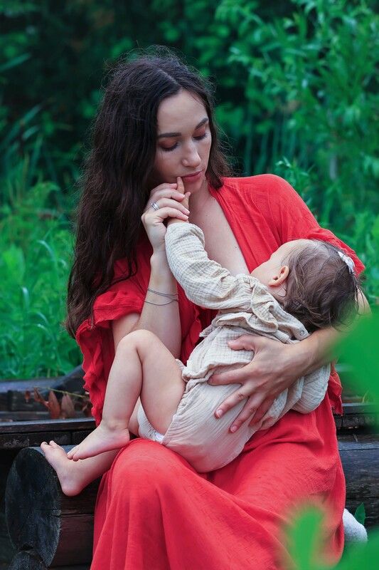 Мама, дочь, младенец, кормление, лето, дождь Мама с малышкой фото превью