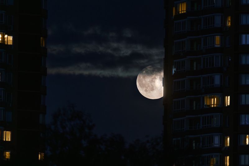 полнолуние, город, облака Полнолуние фото превью