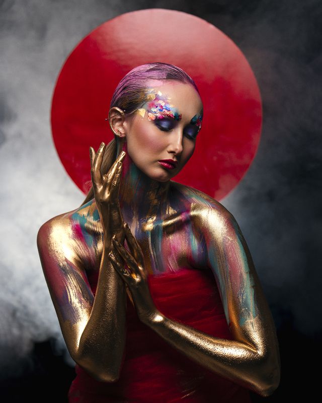artistic portrait, body art, bold colors, chromatic texture, conceptual portrait, creative makeup, expressionist mood, fantasy styling, gilded skin, gold paint, hyperreal beauty, intense palette, painted body, pop surrealism, red halo, visual impact Celestial Icon фото превью