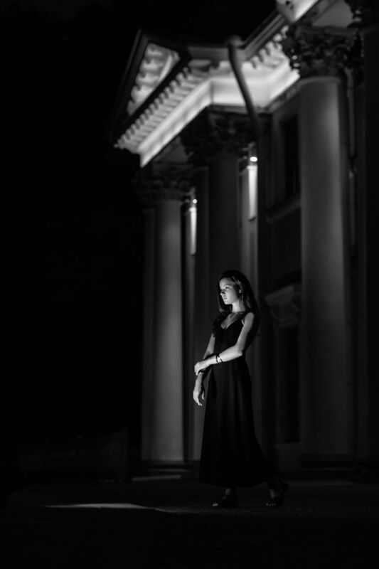 молодая девушка, городской стиль, дворы, на открытом воздухе Мира фото превью