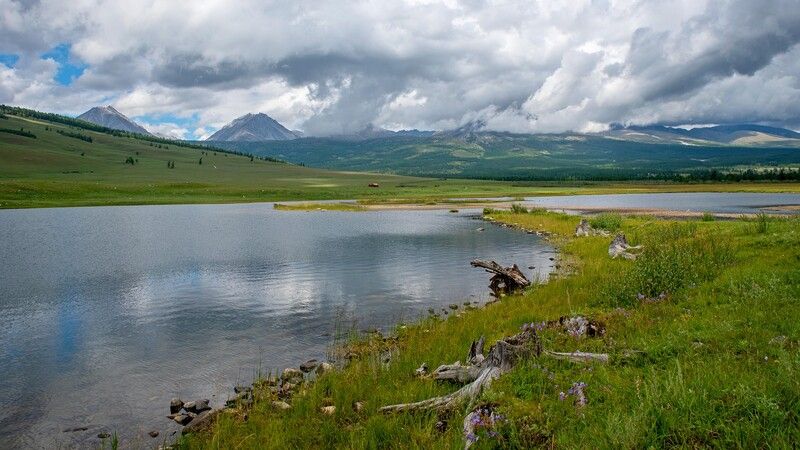 монголия, горы, лето, облака, озеро, горы, река, побережье Озеро Окуневое фото превью