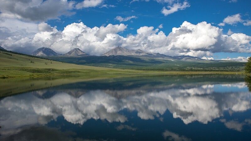 монголия, горы, лето, облака, озеро, горы, отражение Мунку-Сардык и его отражение фото превью