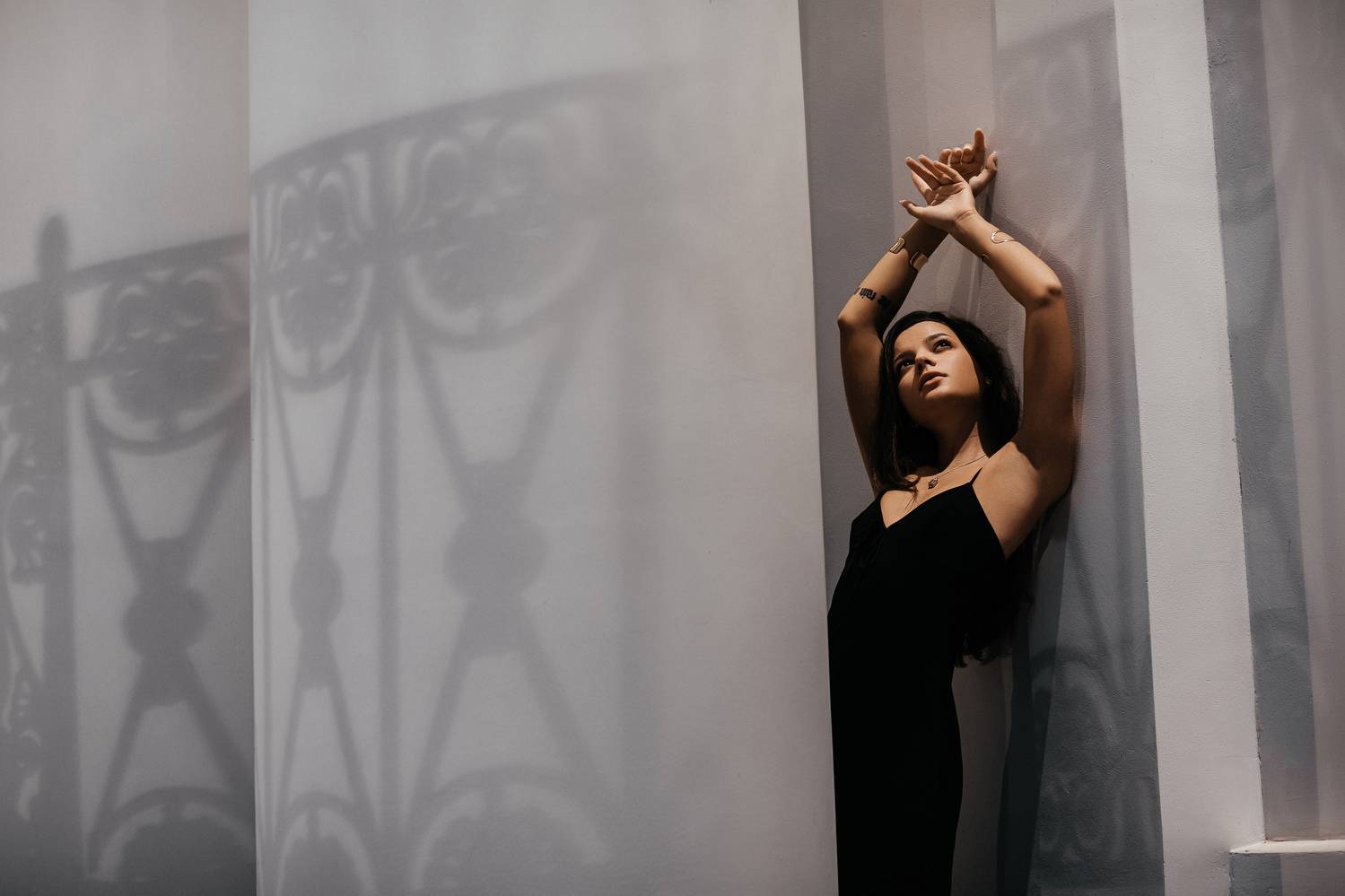 молодая девушка, городской стиль, дворы, на открытом воздухе, Алексей Плешков