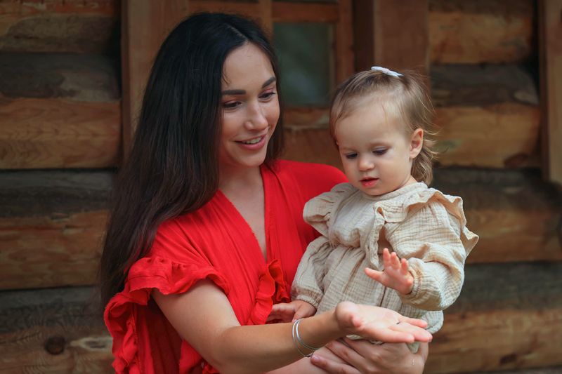 Мама с дочкой, деревня, капли дождя, красное платье, лето, малышка, девочка Смотри, как падают капли фото превью