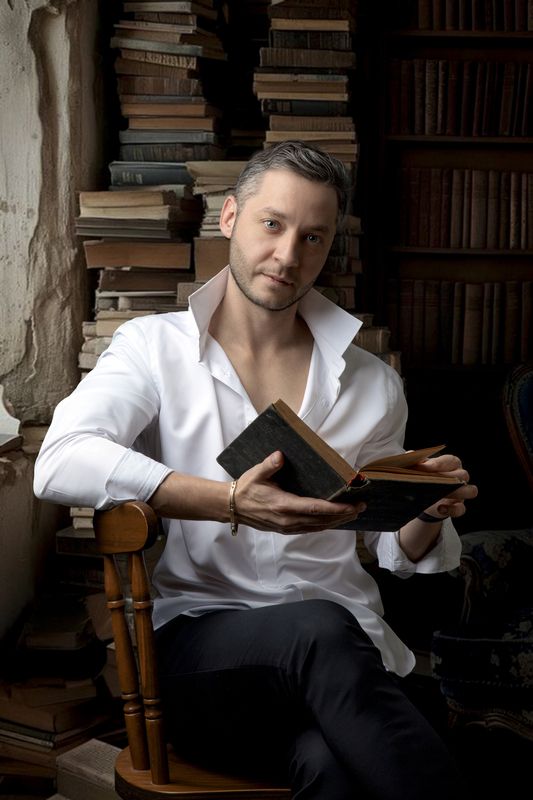 Книги, молодой мужчина, рубашка. Мечтатель фото превью