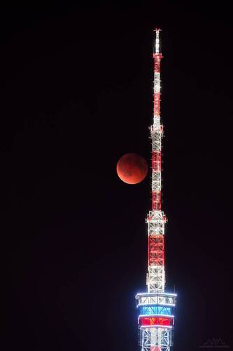 Лунное затмение и телебашня.