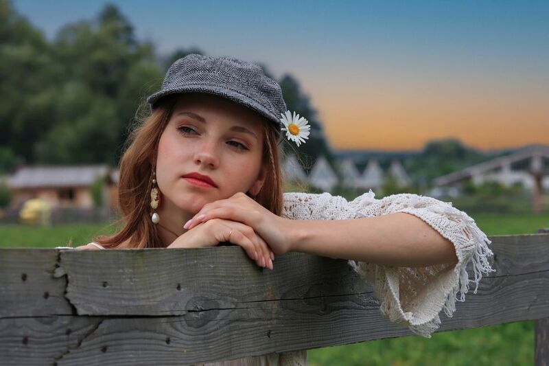 Девушка, вечер, закат, поле, деревня, лето Ромашка фото превью